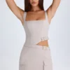 Vestito corto con cintura e cut-out Acadia in color tortora Vestito corto con cintura e cut-out Acadia in color tortora