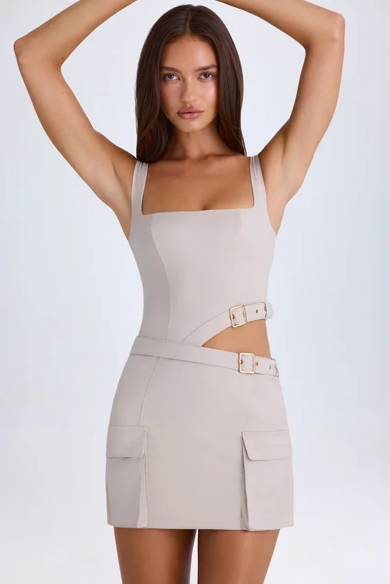 Vestito corto con cintura e cut-out Acadia in color tortora Vestito corto con cintura e cut-out Acadia in color tortora
