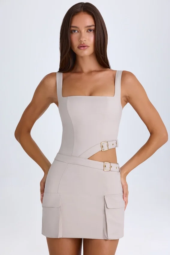 Vestito corto con cintura e cut-out Acadia in color tortora Vestito corto con cintura e cut-out Acadia in color tortora