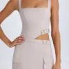 Vestito corto con cintura e cut-out Acadia in color tortora Vestito corto con cintura e cut-out Acadia in color tortora