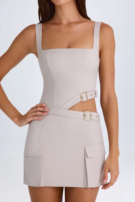 Vestito corto con cintura e cut-out Acadia in color tortora Vestito corto con cintura e cut-out Acadia in color tortora
