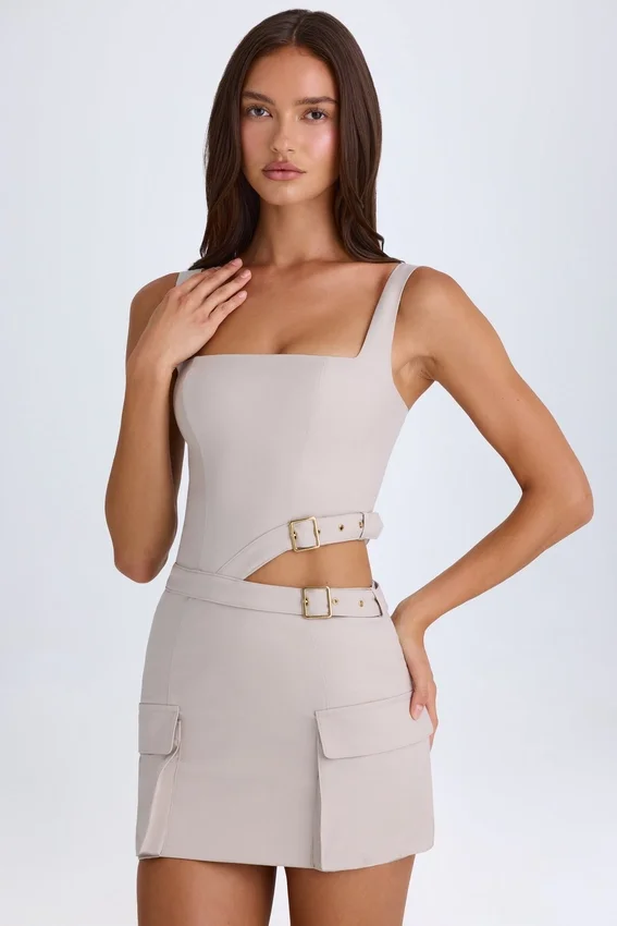 Vestito corto con cintura e cut-out Acadia in color tortora Vestito corto con cintura e cut-out Acadia in color tortora