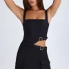 Vestito corto con cintura e cut-out Acadia in nero Vestito corto con cintura e cut-out Acadia in nero