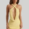 Vestito corto con collo a cappuccio e schiena scoperta decorato Sylune in giallo Vestito corto con collo a cappuccio e schiena scoperta decorato Sylune in giallo