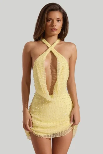 Vestito corto con collo a cappuccio e schiena scoperta decorato Sylune in giallo