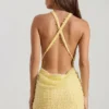 Vestito corto con collo a cappuccio e schiena scoperta decorato Sylune in giallo Vestito corto con collo a cappuccio e schiena scoperta decorato Sylune in giallo