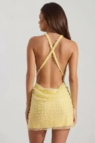 Vestito corto con collo a cappuccio e schiena scoperta decorato Sylune in giallo