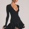 Vestito corto con gonna a balze e scollo a V Cala in nero Vestito corto con gonna a balze e scollo a V Cala in nero