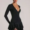 Vestito corto con gonna a balze e scollo a V Cala in nero Vestito corto con gonna a balze e scollo a V Cala in nero