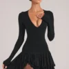 Vestito corto con gonna a balze e scollo a V Cala in nero Vestito corto con gonna a balze e scollo a V Cala in nero
