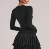Vestito corto con gonna a balze e scollo a V Cala in nero Vestito corto con gonna a balze e scollo a V Cala in nero