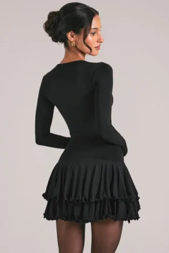 Vestito corto con gonna a balze e scollo a V Cala in nero