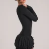 Vestito corto con gonna a balze e scollo a V Cala in nero Vestito corto con gonna a balze e scollo a V Cala in nero