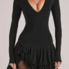 Vestito corto con gonna a balze e scollo a V Cala in nero Vestito corto con gonna a balze e scollo a V Cala in nero