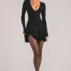 Vestito corto con gonna a balze e scollo a V Cala in nero Vestito corto con gonna a balze e scollo a V Cala in nero