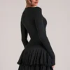 Vestito corto con gonna a balze e scollo a V Cala in nero Vestito corto con gonna a balze e scollo a V Cala in nero