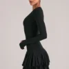 Vestito corto con gonna a balze e scollo a V Cala in nero Vestito corto con gonna a balze e scollo a V Cala in nero