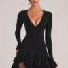 Vestito corto con gonna a balze e scollo a V Cala in nero Vestito corto con gonna a balze e scollo a V Cala in nero