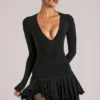 Vestito corto con gonna a balze e scollo a V Cala in nero Vestito corto con gonna a balze e scollo a V Cala in nero