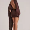 Vestito corto con mantella drappeggiata Lida in marrone cioccolato Vestito corto con mantella drappeggiata Lida in marrone cioccolato