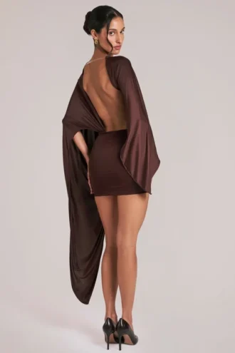 Vestito corto con mantella drappeggiata Lida in marrone cioccolato