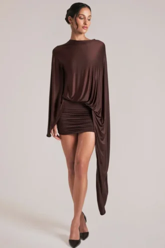 Vestito corto con mantella drappeggiata Lida in marrone cioccolato