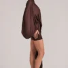 Vestito corto con mantella drappeggiata Lida in marrone cioccolato Vestito corto con mantella drappeggiata Lida in marrone cioccolato