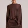 Vestito corto con mantella drappeggiata Lida in marrone cioccolato Vestito corto con mantella drappeggiata Lida in marrone cioccolato