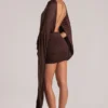 Vestito corto con mantella drappeggiata Lida in marrone cioccolato Vestito corto con mantella drappeggiata Lida in marrone cioccolato