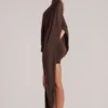 Vestito corto con mantella drappeggiata Lida in marrone cioccolato Vestito corto con mantella drappeggiata Lida in marrone cioccolato