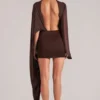 Vestito corto con mantella drappeggiata Lida in marrone cioccolato Vestito corto con mantella drappeggiata Lida in marrone cioccolato