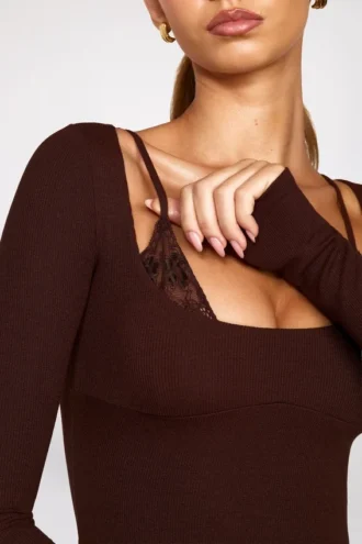 Vestito corto con reggiseno allacciato a maniche lunghe in modal a coste Caris, color cioccolato