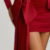 Vestito corto con ruches e fiocco Karelyn in rosso vero Vestito corto con ruches e fiocco Karelyn in rosso vero