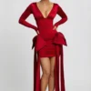 Vestito corto con ruches e fiocco Karelyn in rosso vero Vestito corto con ruches e fiocco Karelyn in rosso vero