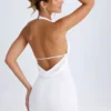 Vestito corto con scollo a barchetta e retro a cappuccio Vella in bianco Vestito corto con scollo a barchetta e retro a cappuccio Vella in bianco