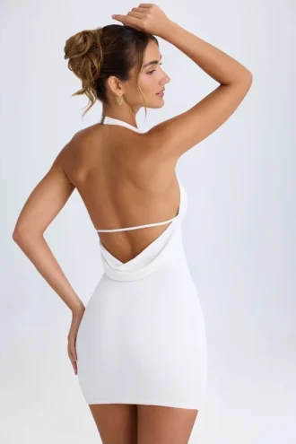 Vestito corto con scollo a barchetta e retro a cappuccio Vella in bianco