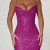 Vestito corto con scollo a cuore decorato Mischa in magenta Vestito corto con scollo a cuore decorato Mischa in magenta