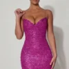 Vestito corto con scollo a cuore decorato Mischa in magenta Vestito corto con scollo a cuore decorato Mischa in magenta
