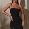 Vestito corto con scollo a fascia Brielle in nero Vestito corto con scollo a fascia Brielle in nero