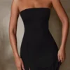 Vestito corto con scollo a fascia Brielle in nero Vestito corto con scollo a fascia Brielle in nero