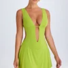 Vestito corto con scollo a V e cut-out Kalista in verde lime Vestito corto con scollo a V e cut-out Kalista in verde lime