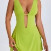 Vestito corto con scollo a V e cut-out Kalista in verde lime Vestito corto con scollo a V e cut-out Kalista in verde lime
