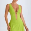 Vestito corto con scollo a V e cut-out Kalista in verde lime Vestito corto con scollo a V e cut-out Kalista in verde lime