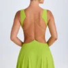 Vestito corto con scollo a V e cut-out Kalista in verde lime Vestito corto con scollo a V e cut-out Kalista in verde lime