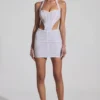 Vestito corto con scollo all’americana e cut-out decorato Lucia in bianco Vestito corto con scollo all’americana e cut-out decorato Lucia in bianco