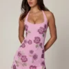 Vestito corto con scollo all’americana e decorazioni Galene in rosa tenue Vestito corto con scollo all’americana e decorazioni Galene in rosa tenue