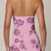 Vestito corto con scollo all’americana e decorazioni Galene in rosa tenue Vestito corto con scollo all’americana e decorazioni Galene in rosa tenue