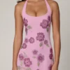 Vestito corto con scollo all’americana e decorazioni Galene in rosa tenue Vestito corto con scollo all’americana e decorazioni Galene in rosa tenue