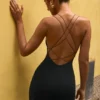 Vestito corto con scollo all’americana e dettagli con cinturini Tesni in nero Vestito corto con scollo all’americana e dettagli con cinturini Tesni in nero