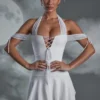 Vestito corto con scollo all’americana e lacci Elvyra in bianco Vestito corto con scollo all’americana e lacci Elvyra in bianco